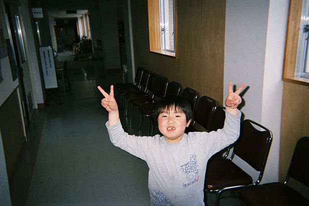 1 Na pomysł stworzenia kolekcji amatorskich zdjęć wpadł Aichi Hirano, który zaraz po katastrofie rozdał 50 jednorazowych aparatów przypadkowym osobom