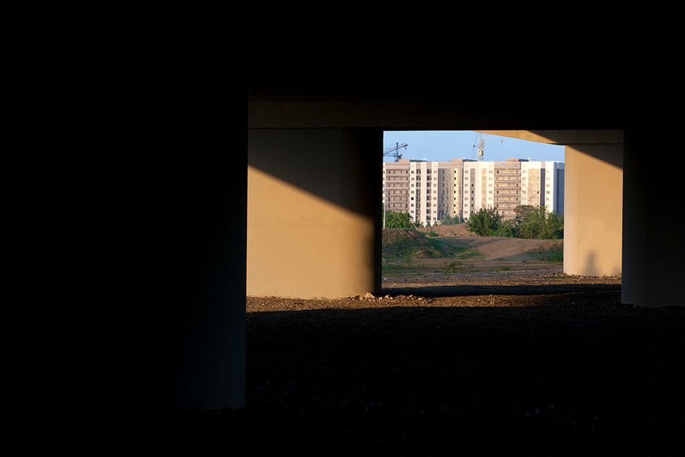 Na przełomie kilku miesięcy, Koopmans fotografował architekturę w Astanie oraz Ałmatach. Kilka lat temu wybrał się również do Pietropawłowska, by spotkać się z Amerykańskim Korpusem Pokoju – organizacją, która już nie funkcjonuje na terenie Kazachstanu. Później przeznaczenie skierowało go z powrotem do Ałmatów. Podczas dwudniowej wyprawy pociągiem poznał kazacki oddział paramilitarny, a jeden z jego członków został przewodnikiem Ryana i pomógł mu w kilku nieprzyjemnych sytuacjach.
