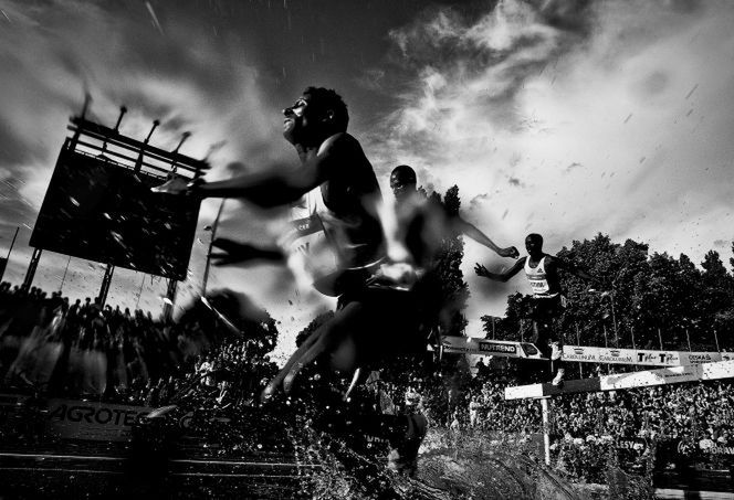 25 Zwycięskie zdjęcie w kategorii Sport w konkursie BZ WBK Press Photo. Sisay Mojo z Etiopii podczas startu w biegu na 3000 metrów z przeszkodami na mitingu lekkoatletycznym w Ostrawie. Fot. Ireneusz Dorożański.