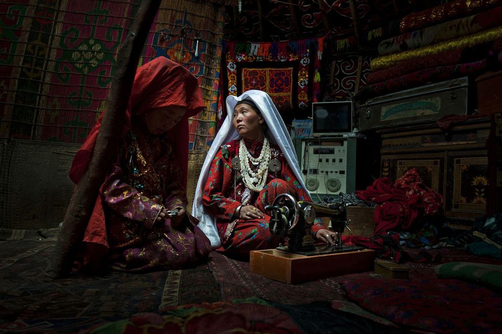 22 Zdjęcie Cedrica Houina, przedstawiające kirgiską rodzinę w jurcie, zdobyło pierwsze miejsce w konkursie National Geographic Traveler.