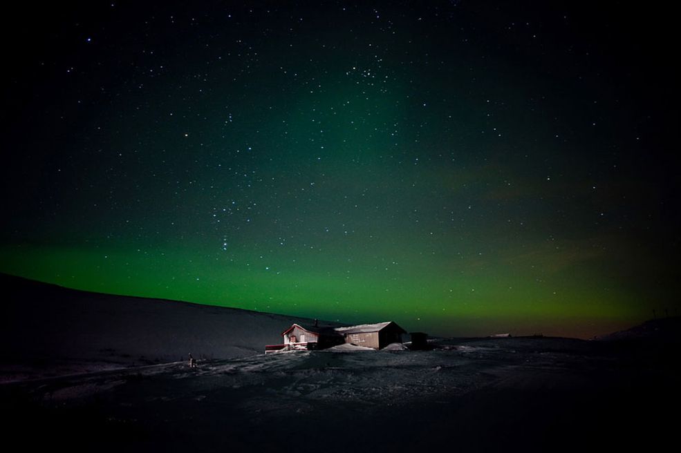 24 Zdjęcie nagrodzone przez czytelników w konkursie National Geographic Traveler. Samotna chata w świetle zorzy polarnej. Zdjęcie wykonane w Norwegii przez Michelle Schantz.