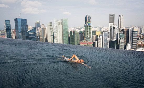 Basen w chmurach Marina Bay Sands Skypark, zaprojektowany przez architekta Moshe Safdie, został wyposażony w 150-metrowy basen, który znajdziemy 200 metrów nad ziemią.