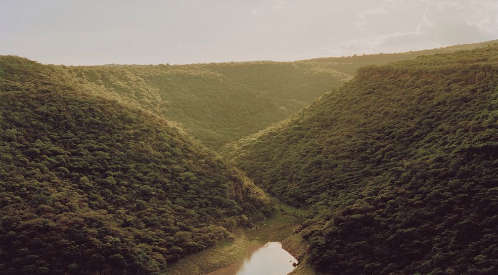 Cały projekt jest niejako portretem ojca fotografa, chociaż ten rzadko występuje na zdjęciach. Kevin starał się pokazać to, co go określa, zamiast tego, jak wygląda. Ta sentymentalna podróż pozwoliła fotografowi poznać lepiej jego rodzinę i zrozumieć mentalność ojca.