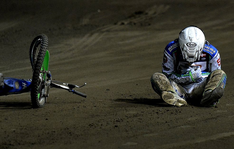 Zdjęcie pojedyncze - zwycięzca w kategorii SPORT
Rzeszów. Duński żużlowiec Hans Andersen po upadku na tor podczas jednego z biegów 4. finału Indywidualnych Mistrzostw Europy na żużlu. 29 września 2013