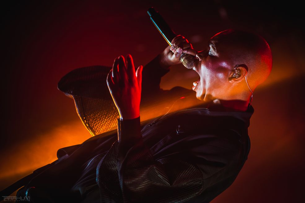 Który koncert najlepiej wspominasz i dlaczego?
Najmilej wspominam fotografowanie koncertu Black Sabbath rok temu w Krakowie. Był to ostatni koncert legendarnej formacji w Polsce, w ramach trasy pożegnalnej "The End". Było to dla mnie wielkie wyróżnienie. MIałem możliwość zobaczenia z kilku metrów i sfotografowania ”króla ciemności” Ozzego Osbourne'a, Tonego Iommiego i Geezera Butlera na scenie Tauron Areny z pełna salą za plecami. Tym bardziej, że była masa chętnych do sfotografowania tego koncertu, a organizator dał zgody 14 fotografom. Black Sabbath na 3 dni przed koncertem zrobił "czystkę" do bodajże 5 osób. Nie wiem jak, nie wiem czemu, ale udało się tam dostać.