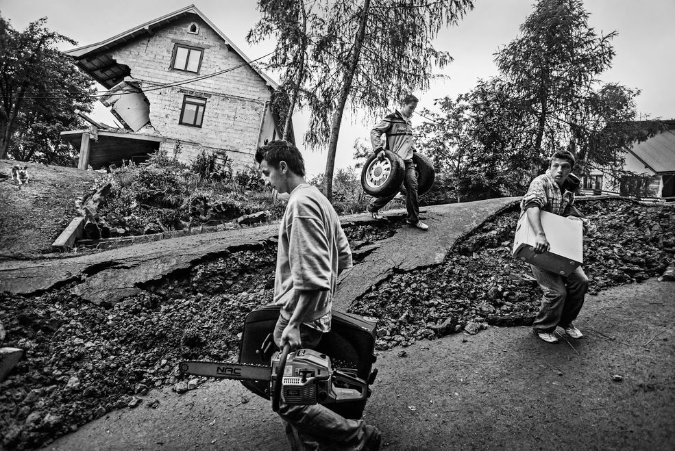 Co sprawia, że zaczynasz się interesować tematem lub bohaterem zdjęć? Są jakieś tematy, które szczególnie cię interesują?
Fotograf prasowy zazwyczaj otrzymuje zlecenie i dociera do osoby, którą ma sportretować lub zilustrować jakieś zagadnienie. Czasami mamy do dyspozycji napisany już tekst lub wywiad. Najczęściej jednak po prostu jedziemy i stajemy oko w oko z drugim człowiekiem - i czy o nim wiemy dużo, czy niewiele - trzeba wykonać zdjęcia.
Mnie generalnie interesują ludzie i ich historie. Rozstrzał tematyczny jest na tyle szeroki że nie muszę zamykać się w jakiejś jednej dziedzinie, co sprawia że jest ciekawiej. Z drugiej strony jednak są tematy, po które chce się wracać, pogłębiać i finalnie ułożyć w całość.