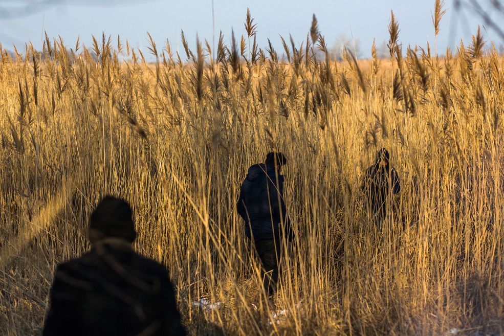 Wolisz pracować ze światłem zastanym czy błyskać lampami? Jest to zależne od tematu czy każdorazowo dobierasz estetykę indywidualnie?
Miejsce, pogoda i czas jaki mam do dyspozycji powodują że najczęściej używam minimalnych środków - blenda i jedna lampa. W reportażu zdecydowanie preferuję światło zastane, nawet jeśli jest go niewiele. W portretach lubię zaświecić bardziej kontrastowo. Czasem dobieram rodzaj światła do charakterystyki modela, czasem na przekór nie zabieram ulubionego obiektywu lub modyfikatora światła tylko po to, by zmusić się do szukania nowych rozwiązań.