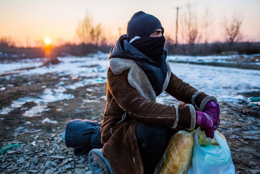 Czy przez swoje zdjęcia chcesz nagłaśniać problemy, których dotykają twoje materiały, pomagać w ten sposób bohaterom?
Zadaniem dziennikarzy, fotoreporterów jest informować, pokazywać konkretne problemy konkretnych ludzi.
Zdjęcia, które robimy mogą wpłynąć na zaangażowanie czytelników - na przykład, by wpłacili pieniądze na pomoc poszkodowanym, ofiarom wojen i kataklizmów, czasem po to, by problem w ogóle został zauważony. Towarzysząc takim organizacjom jak Polskie Centrum Pomocy Międzynarodowej czy Polska Misja Medyczna mogę dokumentować sytuację, w jakiej znajdują się na przykład Syryjczycy, jak również realną pomoc jaka płynie przez polskie organizacje humanitarne.