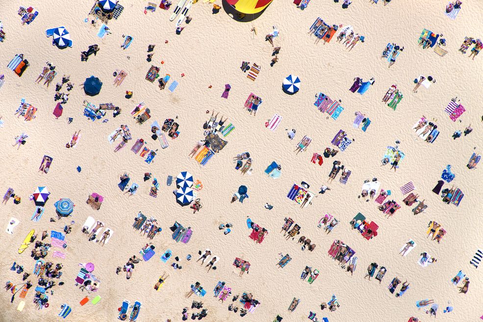 1 Fotograf Gray Malin podróżuje po świecie i uwiecznia na swoich zdjęciach najpiękniejsze, najbardziej luksusowe plaże. Nie są to jednak typowe fotografie - wszystkie powstają z powietrza. Albo jak kto woli - z perspektywy Supermana ;) © Gray Malin