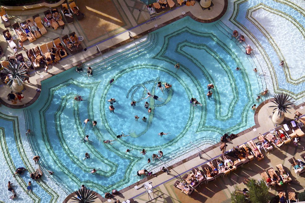 5 Jak narodził się pomysł na przygotowanie serii “À La Plage, À La Piscine”? W rozmowie z dziennikarką serwisu Weather.com Gray Malin powiedział: "Stałem na balkonie na najwyższym piętrze hotelu w Las Vegas, skąd miałem widok z lotu ptaka na pobliski basen. Stałem jak zahipnotyzowany, mając przed oczami ten wspaniały obraz. Setki ludzi wygrzewało się w słońcu, inni kąpali się w gigantycznym basenie. Uchwyciłem tę scenę na zdjęciu, które potem posłużyło mi jako inspiracja do całego cyklu". © Gray Malin