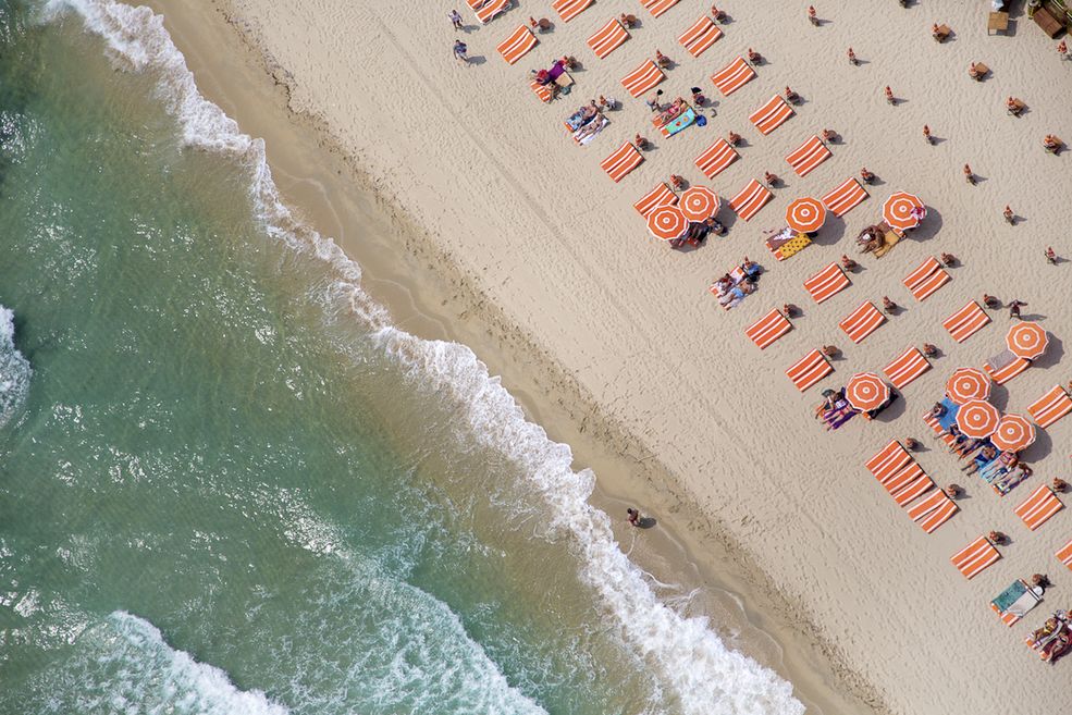 9 W rozmowie z blogiem The Huffington Post Malin powiedział: "Zwykła plaża albo basen dla mnie staje się pustym płótnem, które pozwala mi spojrzeć na świat jak na dzieło sztuki". Te słowa chyba najlepiej opisują ten cykl © Gray Malin