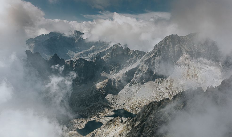 W Tatry pojechałeś z myślą o zdjęciach? Miałeś już w głowie kadry, czy wynikło to spontanicznie?
Jechałem tam z myślą o powrocie z fajnym materiałem. Przed wyjazdem bardzo dużo oglądałem zdjęcia Marka Ognia i chciałem sprawdzić, czy odnajdę się w takiej lifestylowo-podróżniczej akcji. Pomimo przygotowań, nie spodziewałem się takiego zachwytu. Tatry są piękne, serio!