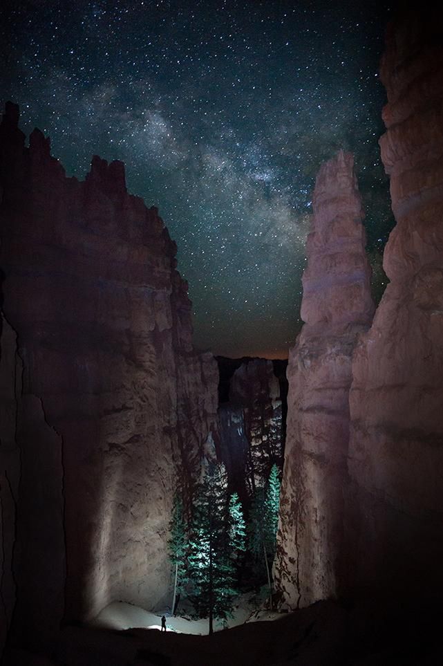6 Wędrowiec pod gwiazdami w Bryce Canyon National Park, Utah. Fot. Jason Hatfield.