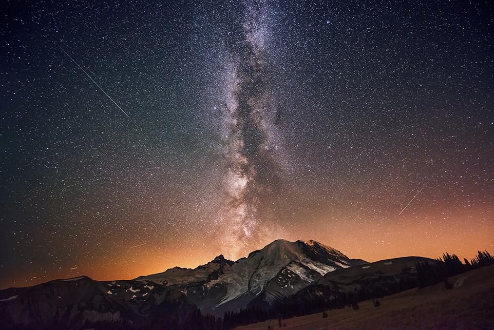 12 Główną nagrodą jest Grand Prize, zwycięzcy są wyłaniani również w poszczególnych kategoriach.
Droga Mleczna widoczna nad Mount Rainier (Waszyngton). Fot. David Morrow.