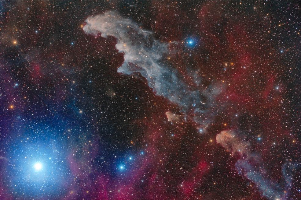 Jury tegorocznej edycji przyznało, że wybranie finałowych zdjęć nie było łatwym zadaniem ze względu na wysoki poziom zgłaszanych prac. Astrofotografowie nadesłali ich ponad 4000. Zwycięzca zostanie wyłoniony 23 października i otrzyma nagrodę w wysokości 10 tysięcy funtów.
