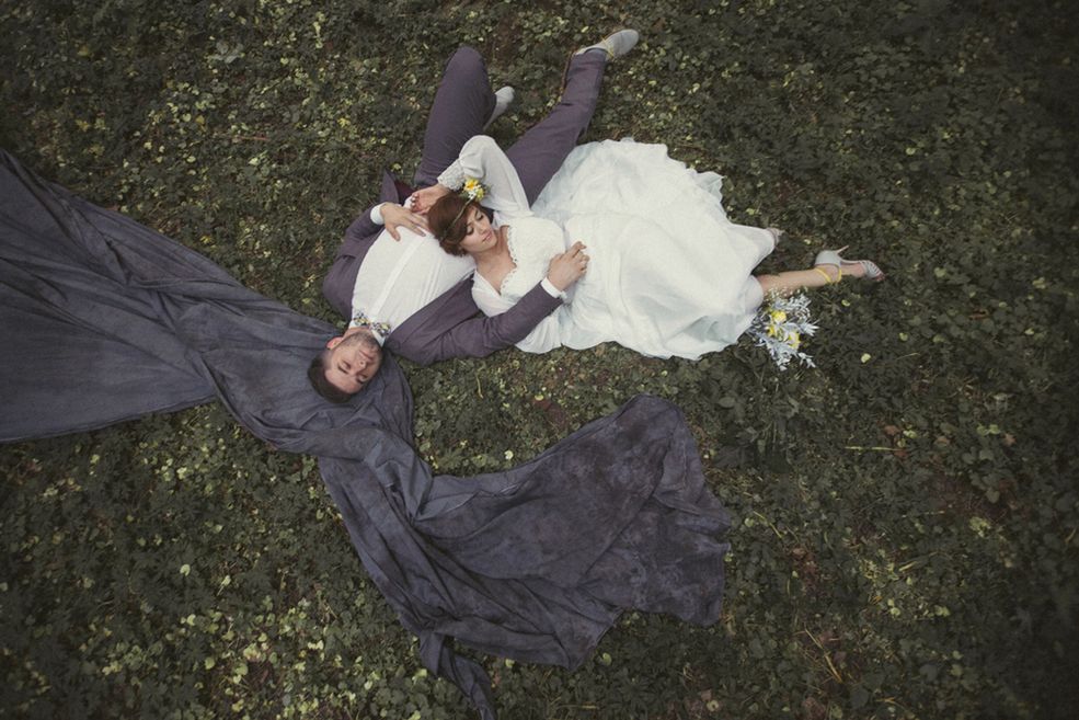 Jak duży wpływ na twórczość fotografa mają jego inspiracje?
Inspirację stanowią dla nas głównie filmy, teledyski i albumy znanych fotografów (nie ślubnych). Nic jednak nie ładuje akumulatorów przed pracą jak obejrzenie dobrego reportażu. Uwielbiamy Wesa Andersona i Stanleya Kubricka za wyrazisty i konsekwentny styl.
Tych cech nadal brakuje wielu fotografom. Ulegają modzie, co samo w sobie nie jest złe, ale większość z nich zaczyna udawać kogoś innego. Możemy wrzucić zdjęcia takich fotografów do jednego portfolio i nikt nie będzie w stanie powiedzieć, które są czyje. Najtrudniej jest podążać za modą a jednocześnie być obok niej i wyróżniać się.