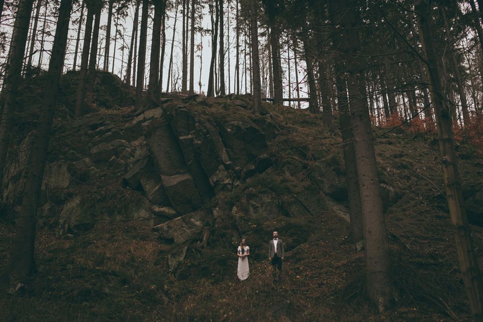 Czemu właściwi śluby? Patrząc na wasze zdjęcia – widać w nich pasję, nie tylko chęć zarobku.
Na naszej fotograficznej drodze próbowaliśmy chyba wszystkiego: portretu, martwej natury, architektury, mody i tak dalej, ale żadnej z tych dziedzin nie mogliśmy się w pełni oddać - szczególnie moda była czymś, z czym chcieliśmy wiązać przyszłość. Zrealizowaliśmy razem sporo projektów, ale nigdy nie daliśmy rady rozwinąć tego tak jak udawało się ze ślubami.
Zawsze lubiliśmy pracę z sympatycznymi, otwartymi ludźmi i kiedy zbudowaliśmy już silną markę mogliśmy sami decydować o tym z kim chcemy pracować, a z kim nie. Wymaga to niesamowitej asertywności i jest nieco ryzykowne, ale pozwala na pracę w świetnych warunkach i z ludźmi podchodzącymi do świata w ten sam sposób co my.
Takie osoby są pełne entuzjazmu i pozytywnej energii. To właśnie uwielbiamy uwieczniać na zdjęciach. Jest to całkowicie naturalne, a nie kreowane jak w przypadku fotografii reklamowej. Lubimy co tydzień poznawać nowych ludzi, obserwować i analizować zachowania.
Do działania nakręca nad fotografowanie prawdziwego życia i emocji.