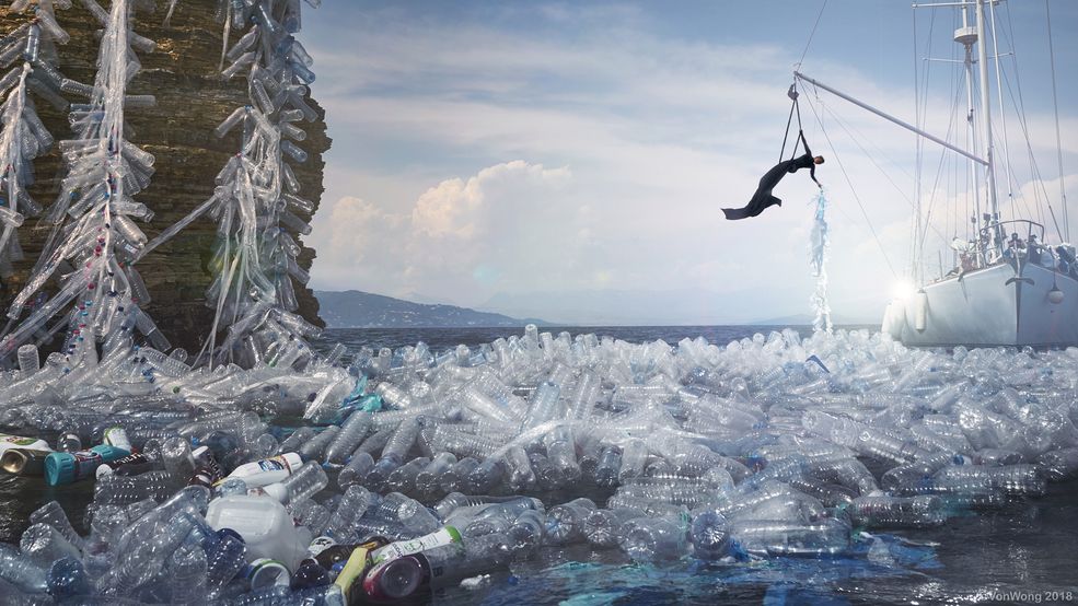 Zdjęcia zrobione przez Benjamina obrazują jak wiele plastiku ląduje w oceanach zaledwie co minutę. Przypomnijcie sobie jak wygląda wypełniona po brzegi śmieciarka, która zabiera spod waszych domów śmieci z żółtych kontenerów - tyle plastiku trafia do oceanów co 60 sekund, każdej godziny, każdego dnia, przez cały rok. Zdjęcia Benjamina Wonga są apelem, ale nie do nas, konsumentów, a do wielkich korporacji, takich jak Coca-Cola, Pepsi, Nestlé, Unilever, Starbucks, Procter & Gamble i McDonald’s. Wielkie firmy często nie zostawiają nam wyboru. Możemy kupić produkt zapakowany w plastik, albo wcale go nie kupić.