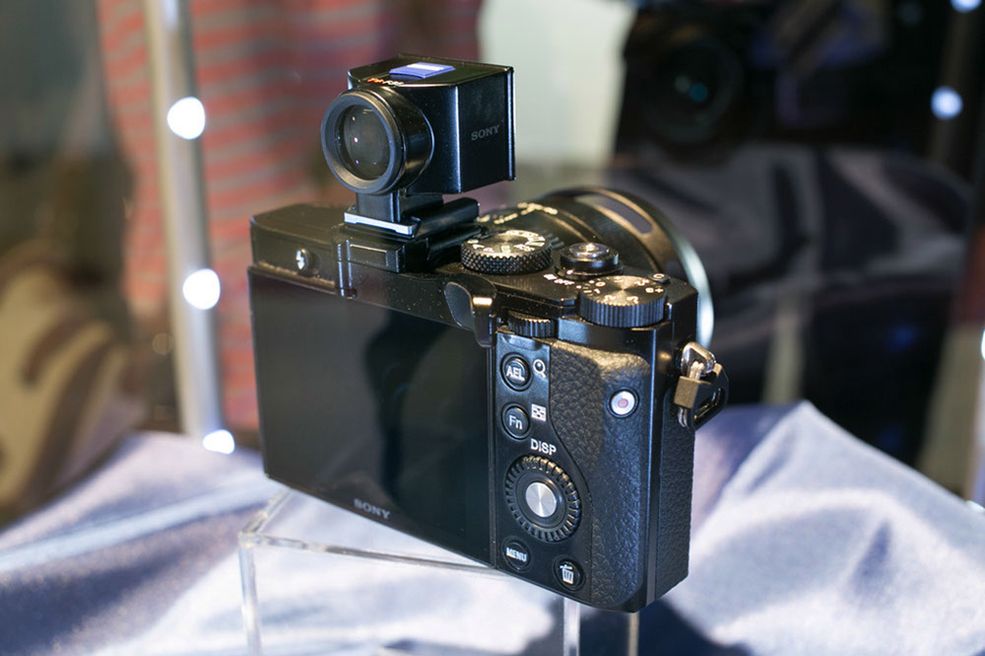 4 Ważnym punktem aparatu jest stałoogniskowy obiektyw Carl Zeiss Sonnar T* 35 mm F2 z zaawansowaną soczewką asferyczną i z pierścieniem trybu makro, umożliwiającym fotografowanie w zbliżeniu do 20 cm.