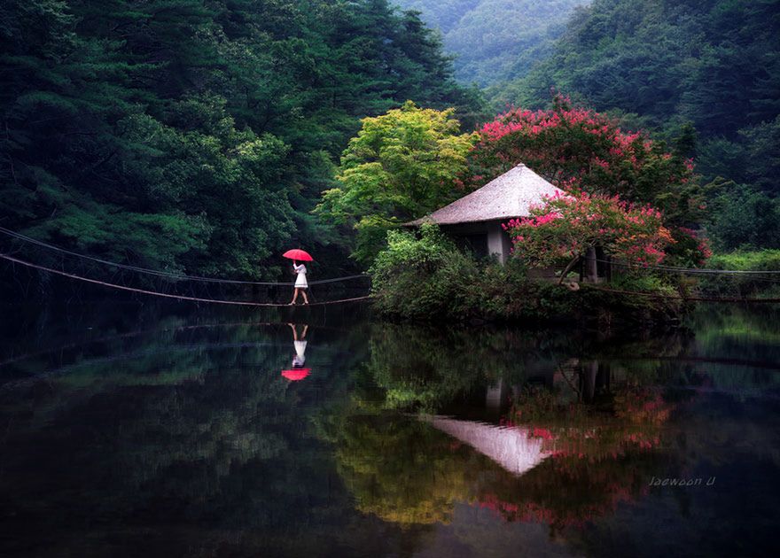 Jaewoon U to fotograf krajobrazowy z Seulu, który wykonuje malarskie zdjęcia krajobrazowe wspaniale wykorzystując odbicia w wodzie, mgły i kolorystykę różnych pór roku. Na jego zdjęciach Korea Południowa to azjatycki raj na Ziemi.