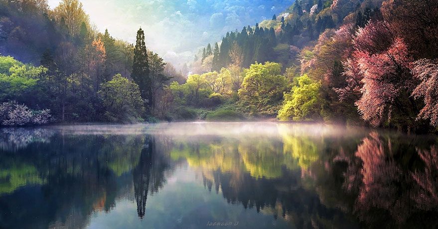Na jego zdjęciach widać jak korzystając z naturalnych elementów jak odbicia w wodzie, mgły, oświetlenie i pora roku obfitująca w kolory można wspaniale fotografować krajobrazy. Dzięki takiemu zabiegowi zdjęcia prezentują się jak obrazy, które nie przekraczając jeszcze delikatnej granicy kiczu.