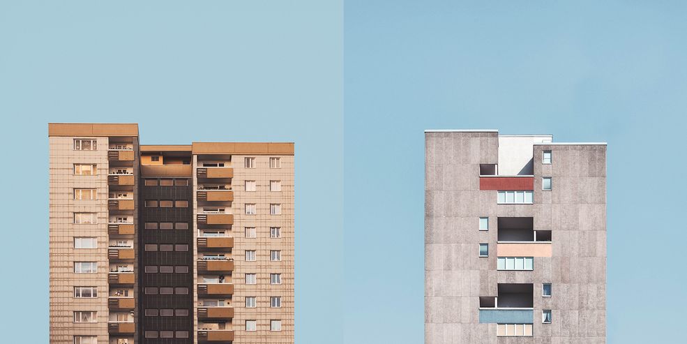 Możesz powiedzieć coś o swoim projecie „Stacked”?
Jest to moja próba pokazania Berlina przez pryzmat powojennych budynków. W tym projekcie chciałem podkreślić raczej struktury architektoniczne niźli zależność społeczną. Myślę, że udało mi się zrobić to przez pokazanie wielu podobieństwa między nimi, ale też przez wyróznienie charakterystycznych elementów.
Dla mnie te budynki nie są paskudnymi miejskimi pozostałościami sprzed dziesiątek lat. Uważam, że opowiadają pewną historię, która dzisiaj jest bardzo ważna – ukazują napięcie między projektowaniem, inżynierią, a czynnikiem ludzkim. Na początku swojego istnienia, te budynki miały być pewnego rodzaju wyróżnieniem dla mieszkańców Berlina wywodzących się z klasy średniej.
Mieszkania oferowały więcej miejsca i były w atrakcyjnych cenach, ich budowa też nie była droga i można było wszystko zbudować dość szybko. Obecnie te budynki nie są zamieszkiwane przez swoich pierwotnych lokatorów.
Obecnie są one obciążeniem dla architektury miejskiej, ponieważ styl życia mieszkańców uległ ogromnej zmianie.