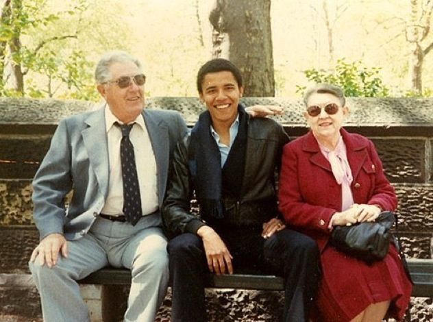 Photoshop nie ukryje prawdy o Obamie? ;) Jack Cashill to teoretyk konspiracji w USA, współpracownik stacji Fox News, autor książki "Deconstructing Obama". Twierdzi on, że nowo odkryte zdjęcie rodzinne dziadków Obamy zostało sfałszowane, a sam Prezydent USA nie przebywał wtedy w Nowym Jorku. Jezebel