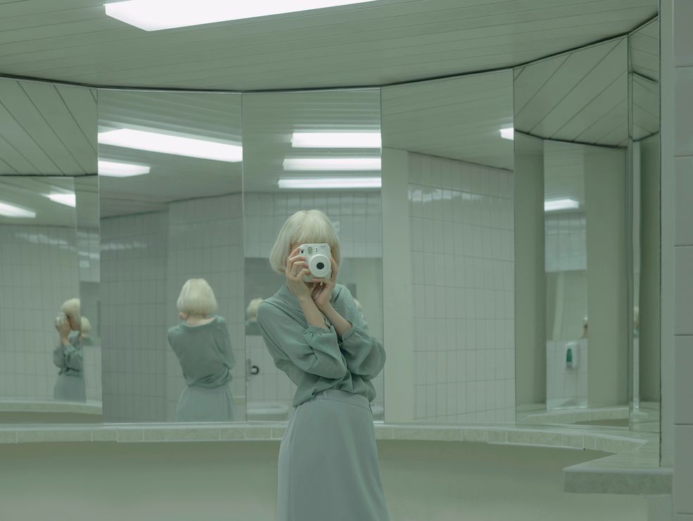 Tytuł ”Artificial Tears” odnosi się do Wiedeńskiego Biennale, o tej samej nazwie. Wystawa, którą zorganizowała Evelyn dotyka tematu sztucznej inteligencji, niezależności, moralności oraz organiki w kwestii ludzi i robotów. Zauważa ona, że reakcje na wszelkie przejawy wysokiej technologii często opowiadają się po dwóch skrajnych stronach – miłości oraz nienawiści.
