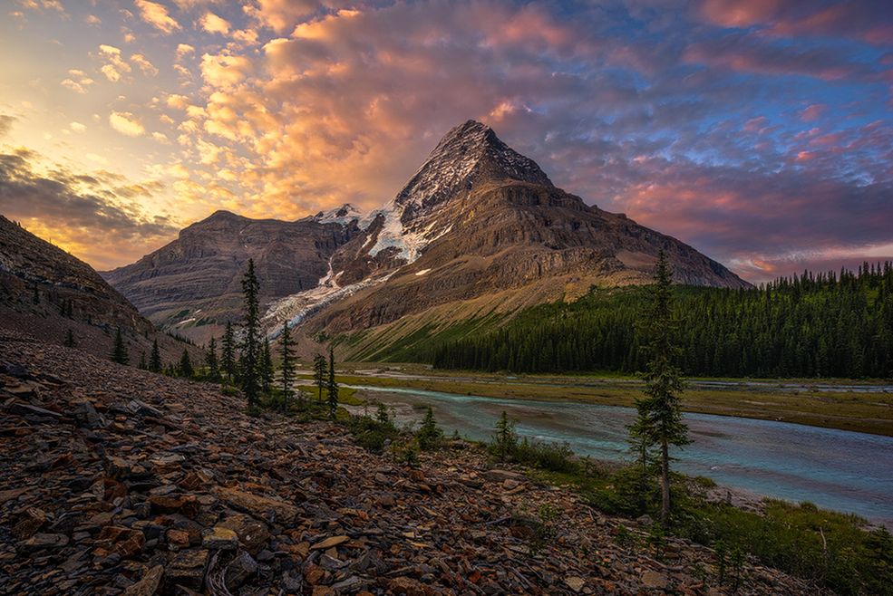 Artur Stanisz pochodzi z Brzostku w województwie podkarpackim. Tam spędził swoje dzieciństwo i lata szkolne. Swoją zabawę z fotografią rozpoczął w wieku około 10 lat, kiedy otrzymał swój pierwszy aparat – radzieckiego Zenita.