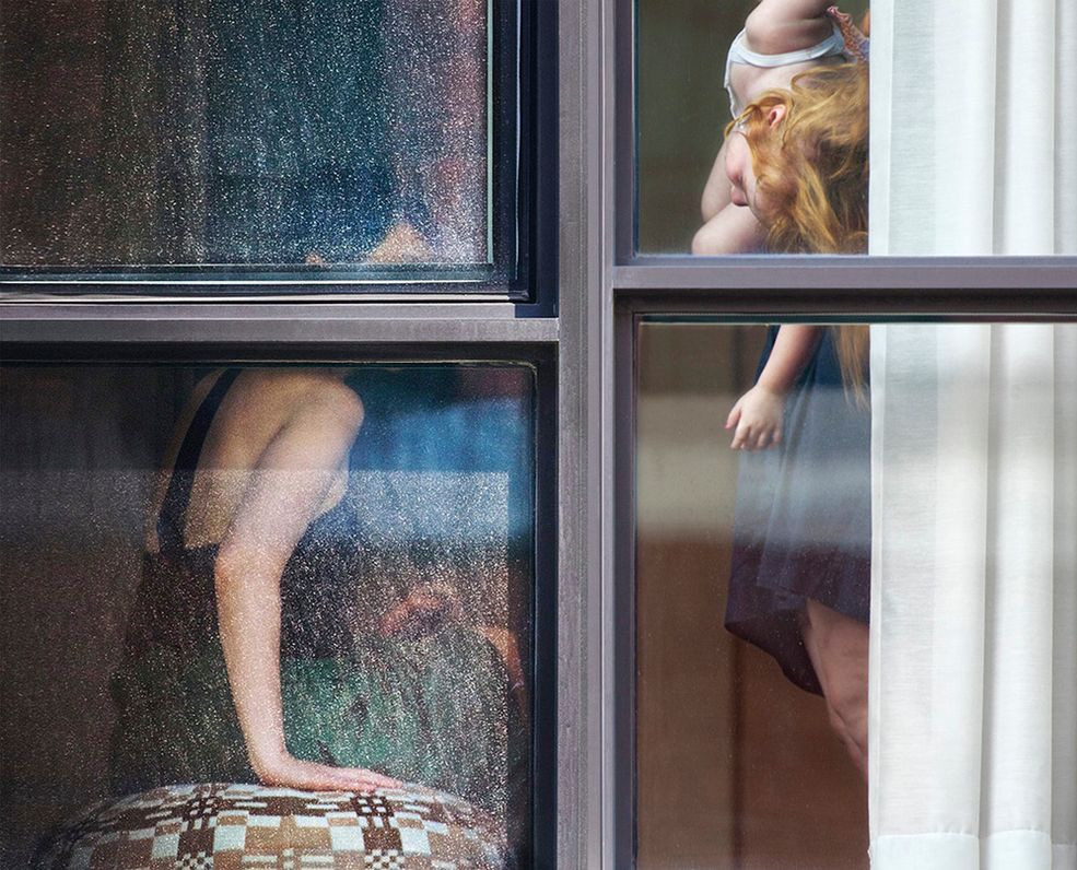 Marcin Watemborski: Co wpłynęło na twoje zainteresowanie fotografią?
Arne Svenson: Mimo tego, że fotografią zajmuję się od przeszło 30 lat, mam doświadczenie w pedagogice specjalnej. Po studiach wiele lat zajmowałem się kwestiami noworodków urodzonych z niepełnosprawnościami. W weekendy oraz nocami eksperymentowałem z fotografią. Kiedy zrozumiałem, że tkwi w niej potencjał narracyjny, postanowiłem wyćwiczyć swoją technikę tak, by móc robić odbitki tego, co tkwiło w moim umyśle. Moje prace były pokazywane w wielu galeriach i muzeach. Wydałem również 7 albumów.