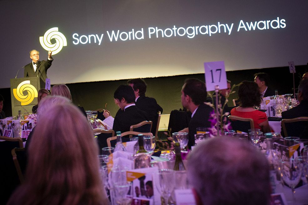 1 Wieczorem 26 kwietnia w londyńskim hotelu Hilton przy Park Lane rozdano nagrody World Photography Awards 2012. Mistrzem ceremonii był W.M. Hunt - znany fotograf, kolekcjoner fotografii, współwłaściciel galerii "Hasted Kraeutler". © Krzysztof Basel