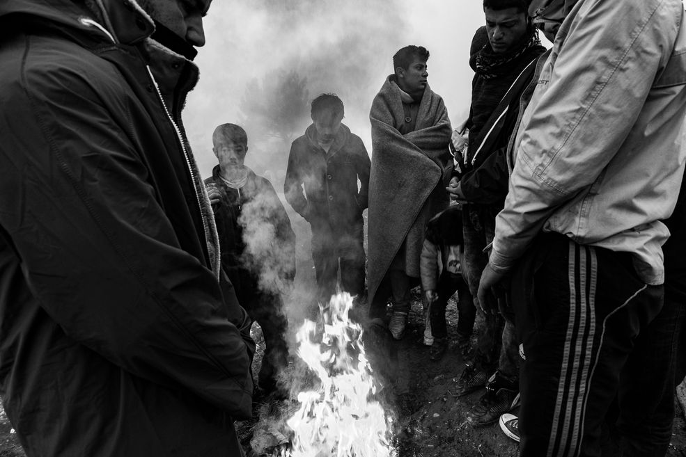 Dlaczego zdecydowałeś się realizować temat obozu dla uchodźców?
Pojechałem tam, bo nie do końca byłem przekonany do tego, co widzę i słyszę w mediach. Przerażały mnie wiadomości, które ludzki dramat sprowadzają do liczb i statystyk, przypinając większości łatkę terrorysty.