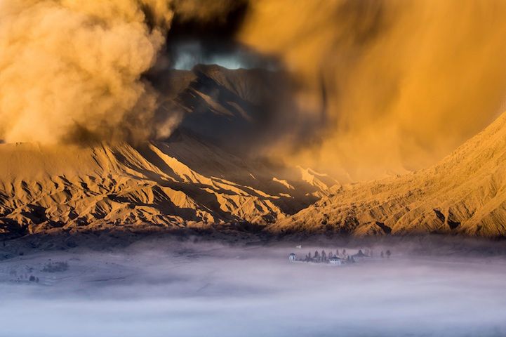 12 Hinduistyczna świątynia Pura Luhur Poten u stóp wulkanu Bromo (Jawa). Fot. Tim Jenka/National Geographic Traveler Photo Contest