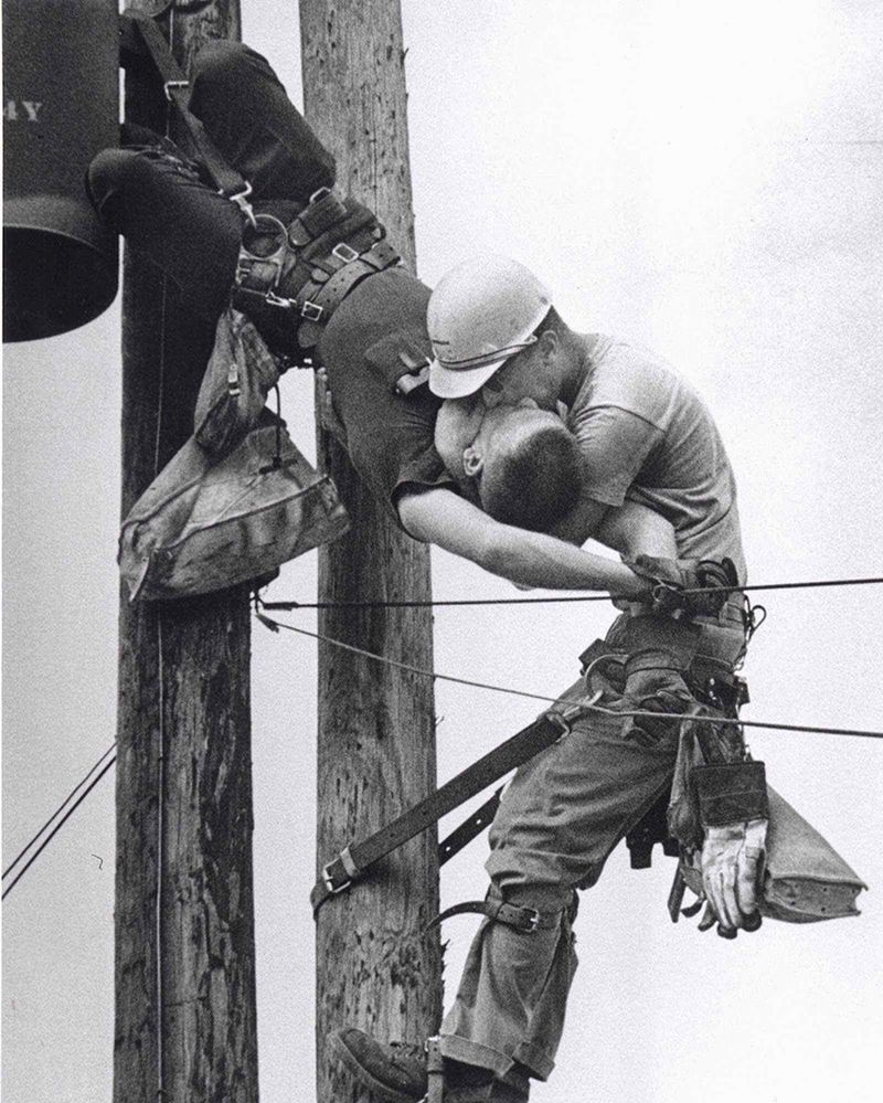 „The Kiss of Life” to fotografia autorstwa Rocco Morabito przedstawiająca dwóch pracowników linii wysokiego napięcia w dość niecodziennej sytuacji. J.D. Thompson udziela pierwszej pomocy metodą usta-usta swojemu współpracownikowi – Randallowi G. Championowi – który wskutek porażenia prądem stracił przytomność.
Mężczyźni wykonywali rutynową czynność sprawdzania linii niskiego napięcia. Niefortunnie Championa poraził prąd. Ze względy na brak możliwości wykonania sztucznego oddychania Thompson zaczął wtłaczać powietrze do płuc kolegi metodą usta-usta. W momencie, kiedy wyczuł delikatny puls odpiął współpracownika i bezpiecznie sprowadził go na ziemię, gdzie kontynuował udzielanie pierwszej pomocy.
Na szczęście cały wypadek skończył się szczęśliwie – Champion przeżył po nim jeszcze długie 35 lat – zmarł w 2004 roku, w wieku 64 lat. Thompson wciąż żyje.
Za to zdjęcie Rocco Morabito otrzymał w 1968 roku nagrodę Pulitzera.