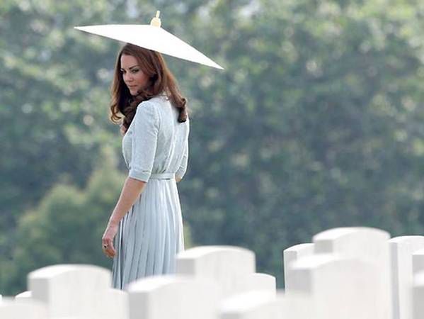 2 Catherine, księżna Cambridge, podczas uroczystości na cmentarzu wojskowym w Singapurze. Fot. Chris Jackson, Getty