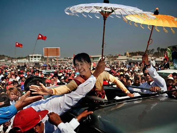 3 Aung San Suu Kyi podczas kampanii wyborczej, Mianma 2012. Fot. Adam Dean, Panos Pictures