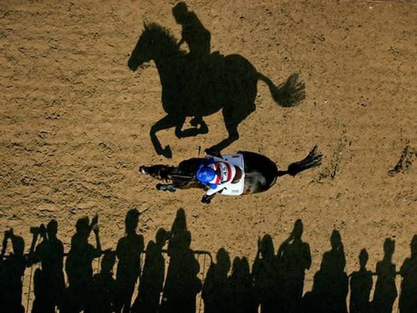 1 Zdjęcie Roku. Nina Lamsan Ligon, zawodniczka Tajlandii w jeździectwie, podczas igrzysk olimpijskich w Londynie. Fot. Adrian Dennis, AFP
Thailand's Nina Lamsan Ligon riding Butts Leon passes spectators as she competes in the Cross Country phase of the Eventing competition of the 2012 Olympics. Greenwich Park, London. July 30th 2012