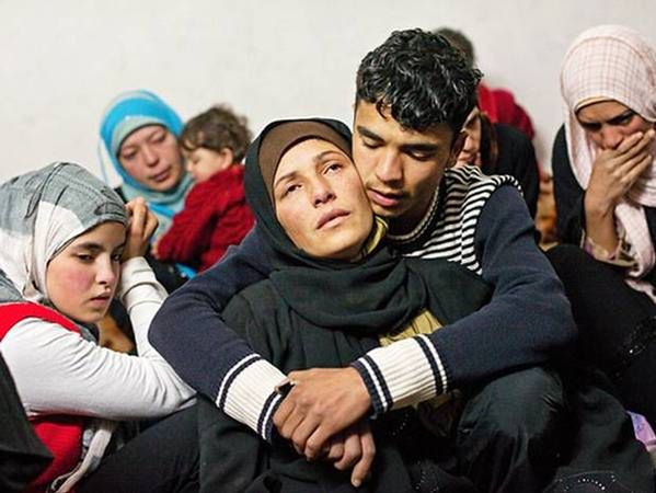 4 Syria. Matka i syn ocaleni z bombardowania podtrzymują się nawzajem na duchu po tym, jak dwóch młodszych synów zginęło w ataku. Fot. Jack Hill, The Times.