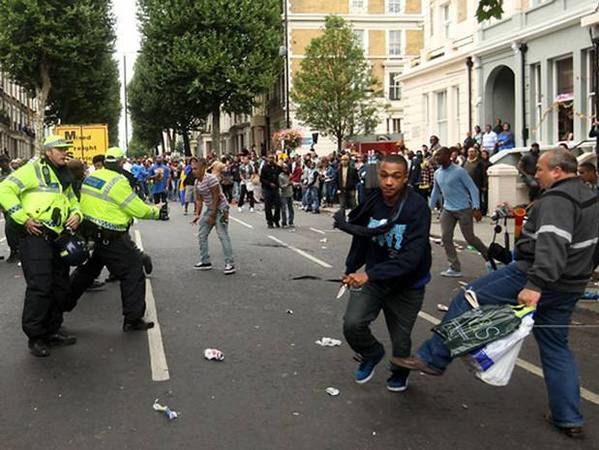 9 Nożownik ucieka przed policją. Notting Hill Carnival, Londyn. Fot. Oli Scarff, Getty Images