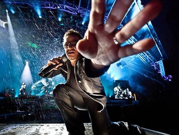 8 Bono podczas koncertu na festiwalu Glastonbury. Fot. David Levene, The Guardian.