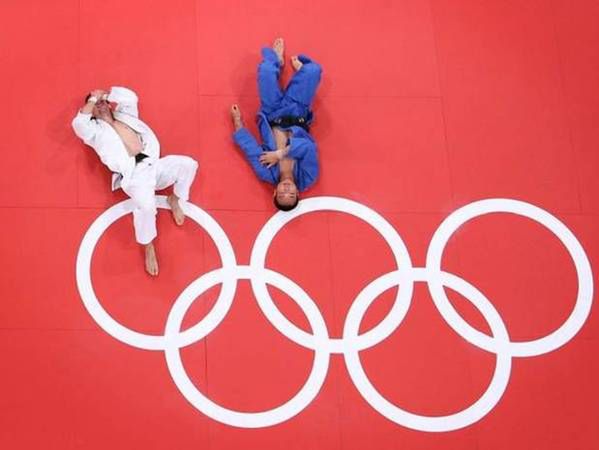 12 Judocy Pawel Zagrodnik i Masashi Ebinuma po pojedynku na igrzyskach olimpijskich. Fot. Ian Walton, Getty Images.