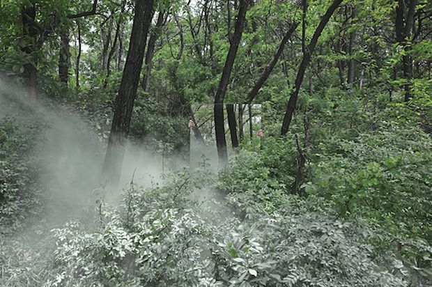 4 To zatracenie dotyczy też stylu fotografów. Wielu z nas na siłę próbuje upodobnić się do innych fotografów, naśladując styl, kadry, metody fotografowania. Jeśli to upodobnienie jest zbyt duże, wtedy zamieniamy się w pewnym w sensie w lustro, które tylko odbija pomysły innych, zza którego wystaje tylko dłoń, która trzyma... aparat. Courtesy of artist and Art Projects International, New York / © Seokmin Ko