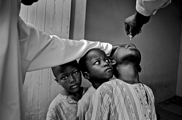 3. miejsce "Nigeria: Polio - krok do przodu, dwa kroki w tył" to tytuł cyklu zdjęć wykonanych przez Mary F. Calvert z USA. Jej zdjęcia ukazują nigeryjskie dzieci, które przyjmują szczepionkę na wirus polio wywołujący chorobę zakaźną Heinego-Medina. W Nigerii to ciągle bardzo poważne zagrożenie dla życia i zdrowia. W 2010 r. liczba zachorowań wzrosła w porównaniu do poprzedniego roku o 95%. Więcej zdjęć TUTAJ.