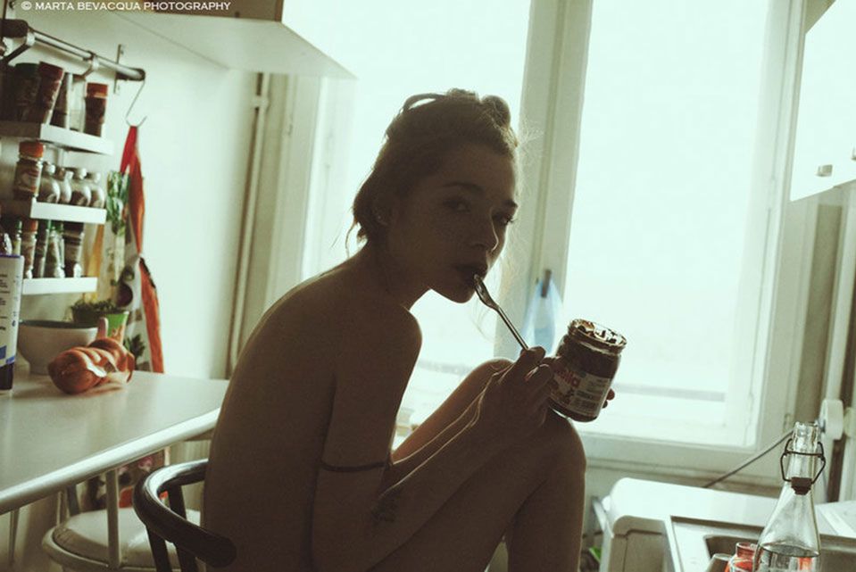 Następna młoda artystka. Urodzona w 1989 roku w Rzymie, aktualnie mieszkająca w Paryżu, Marta specjalizuje się w fotografii modowej i reklamowej. Jej zdjęcia są na wskroś kobiece i nastrojowe. Oddają ducha chwili i atmosferę momentu, w którym zapada decyzja „Tak, to jest to!”