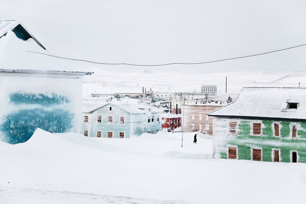 1 Nagrodę główną w konkursie Leica Oscar Barnack Awards 2013 otrzymała Evgenia Arbugaeva za projekt „Tiksi” wykonany w małej miejscowości położonej na wybrzeżu Arktycznym. Arbugaeva to Rosjanka pochodząca z Syberii © Evgenia Arbugaeva