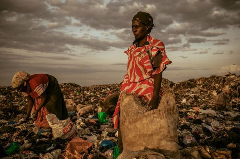 2 To zdjęcie, nagrodzone w konkursie National Geographic, zostało zrobione na tym samym wysypisku w Nairobi. Afryka - zwłaszcza Kenia, Sudan - i Bliski Wschód to miejsca, które amerykański fotograf odwiedza najczęściej.