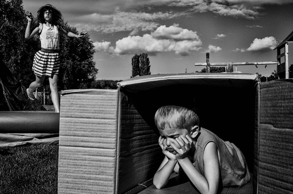 „Family stories” jest jednym z wielu cykli, w których Kata rejestruje swoje dzieci począwszy od pierwszego urlopu macierzyńskiego kilka lat temu. Dzieci rozumieją, że aparat jest czymś naturalnym w rękach ich matki. Chociaż zdarzają się już sytuacje, w których dzieci mają własne ambicje estetyczne. Takim zdjęciem jest portret Oliviera na tle ciemnego nieba.