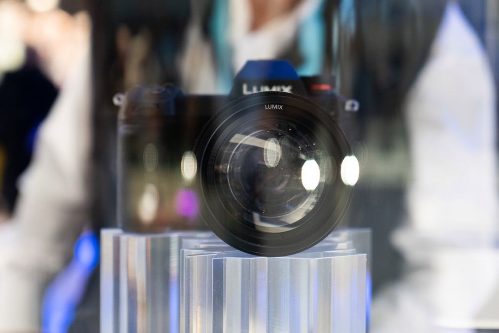 Przeddzień targów odbywały się różne konferencje prasowe. Ja byłem na prezentacjach kilku firm: Leica, Panasonic, Fujifilm oraz Nikon. Spotkania odbywały się co chwilę – tuż po sobie. Każda z firm prezentowała nowości oraz swoje plany. Szczerze mówiąc największe wrażenie zrobił na mnie Panasonic z nadchodzącym systemem Lumix S oraz mocowanie L-mount. Patrząc na premiery konkurencji w tym roku – może w tym być przyszłość pełnoklatkowych bezlusterkowców i poważne zagrożenie dla Sony. Canon i Nikon według mnie zostaną w tyle ze względów ergonomicznych i praktycznych (1 slot kar pamięci, sterowanie dotykowe i inne).