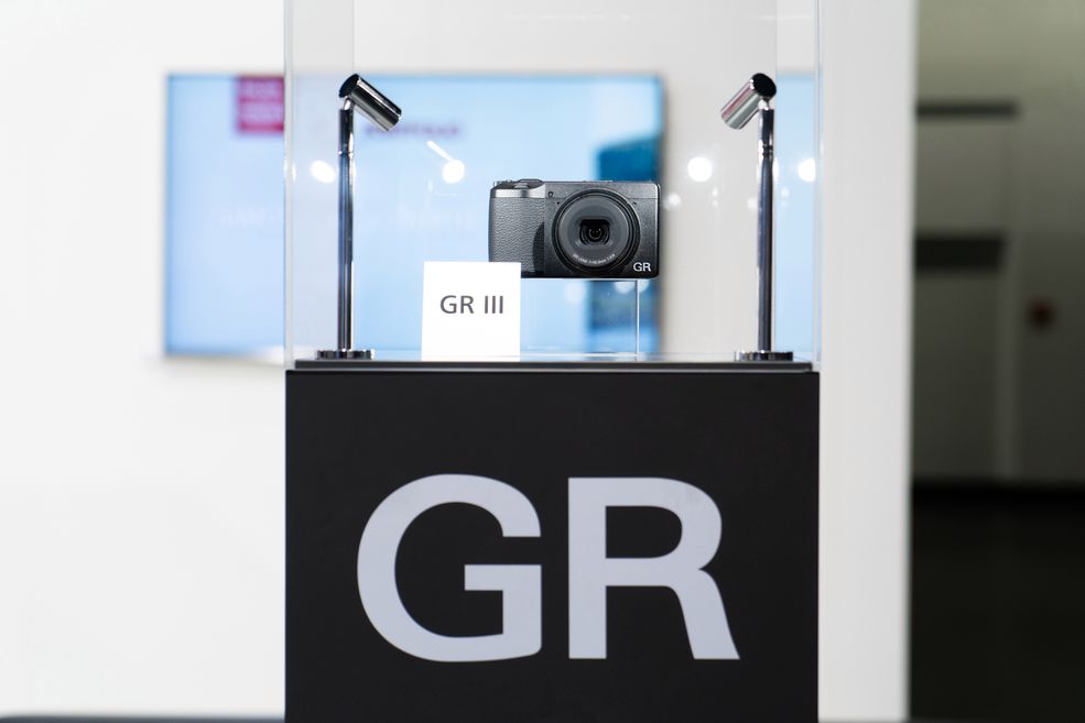 Fujifilm zaimponowało mi swoimi planami – trzeba przyznać, że ta firma kładzie nacisk na spełnianie oczekiwań swoich użytkowników. Nowy Fujifilm GFX 50R wygląda naprawdę nieźle, co z pewnością przypadnie do gustu wielu artystom. Dodatkowo jego w miarę niska cena (jak na średni format) również. 4500 dolarów za cyfrowy średni format to nie jest wygórowana kwota. Zapowiedź 100-megapikselowej, stabilizowanej matrycy to już milowy krok na konsumenckim rynku średnich formatów. Wielkie brawa!