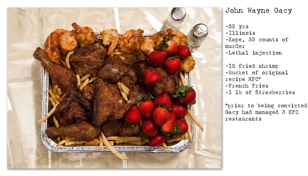 Dlaczego zająłeś się fotografowaniem jedzenia?
Jedzenie stało się tym, na czym się koncentruję. Jest dla mnie sposobem na zrozumienie innych ludzi, ich sytuacji oraz miejsca, w którym żyją, w jakim się znaleźli. I tutaj dochodzimy do mojego projektu. Kiedy starasz się zrozumieć ludzi, mając na uwadze to, że popełnili straszliwe zbrodnie, bardzo trudno to wszystko pojąć.
Rozumiesz ich sposób jedzenia, ich zwyczaje oraz wybory. Jedzenie to w moim rozumieniu czynność emocjonalna. Mimo tego, że kogoś nie znam, wiem, jak smakuje pieczony kurczak z frytkami – to inne doświadczenie i możliwość nawiązania relacji. Jedzenie jest świetnym przykładem wspólnego mianownika, ale również różnic – każdy postrzega je inaczej.